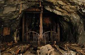 Coal mine shaft landing